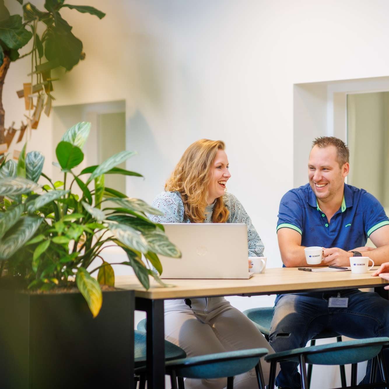 colleagues_talking_laughing_coffeetime