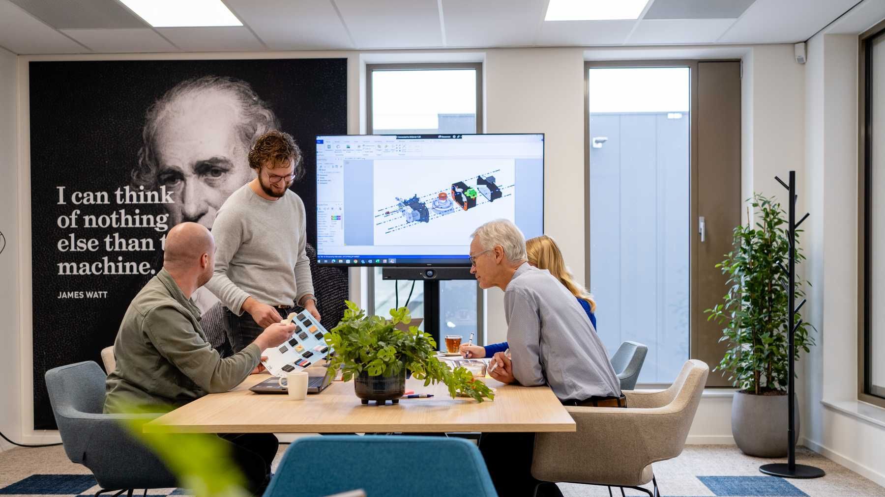 Colleagues_talking_brainstorm_meeting_room