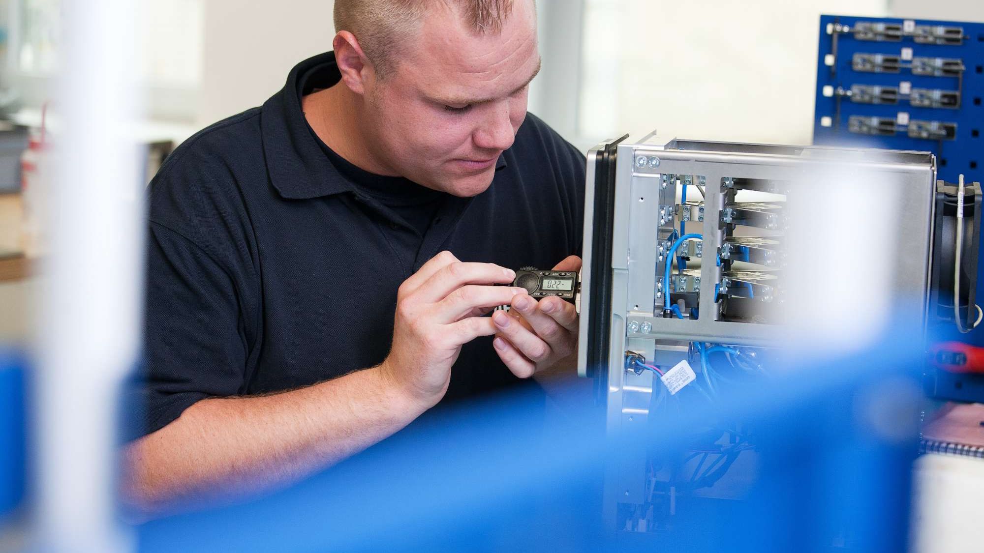 Showcase_technician_measuring_tool_efficient_production_