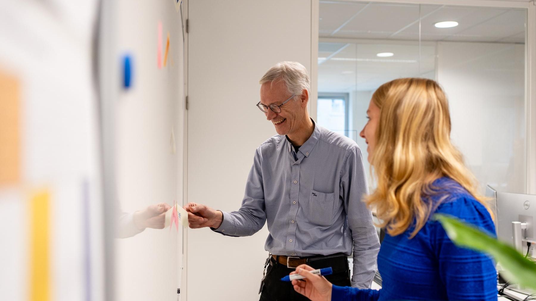 colleagues_whiteboard_brainstorm