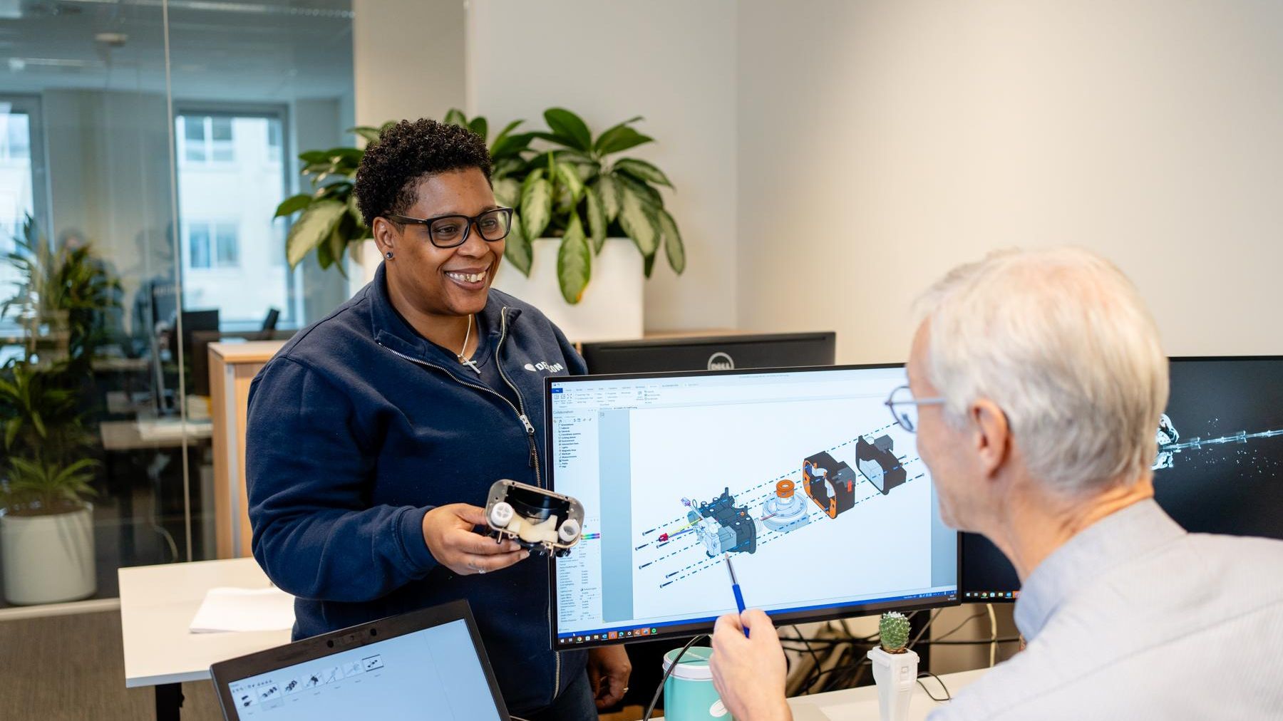 colleagues_talking_hand_over_computer_office