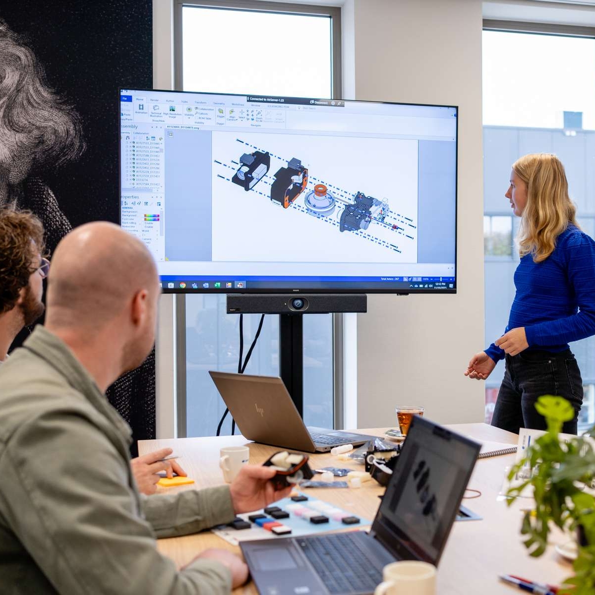 Colleagues_meeting_room