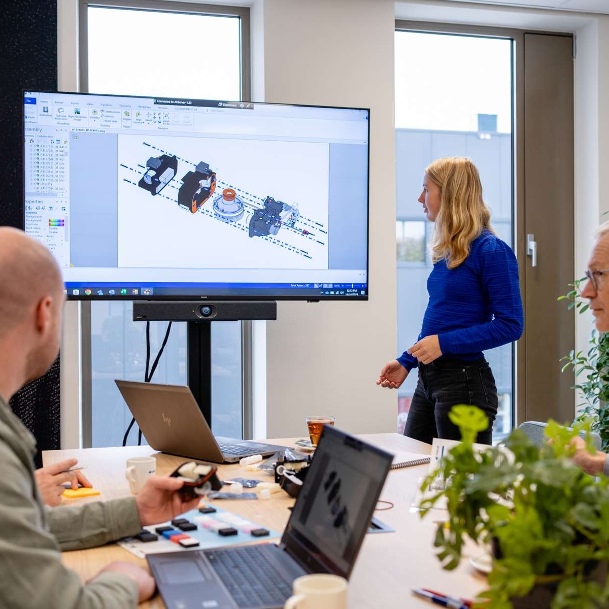 Colleagues_meeting_room