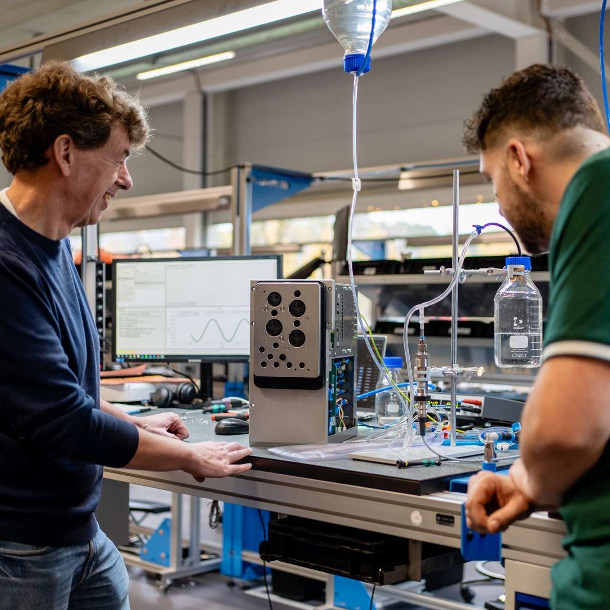male_colleagues_observation_module
