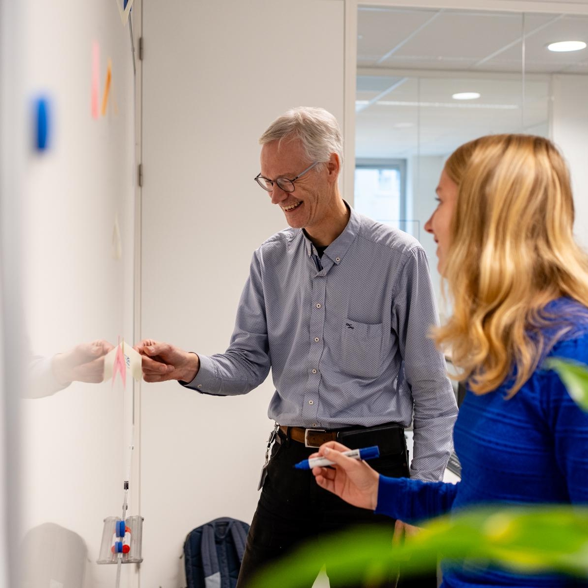 colleagues_whiteboard_brainstorm