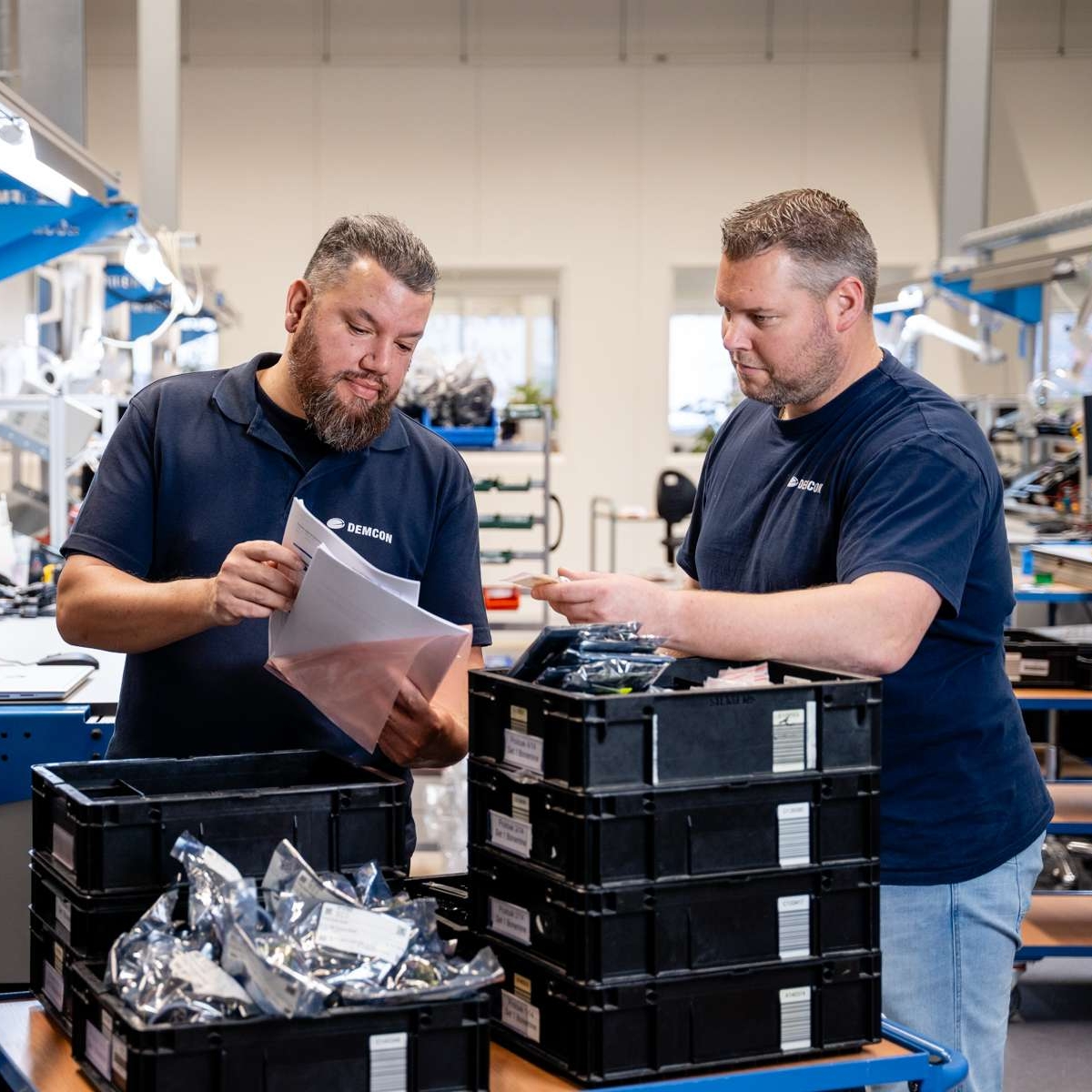 colleagues_talking_warehouse_stock